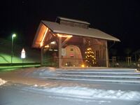 Das Glasmacherdenkmal in einer Winternacht Foto Sch&ouml;nfelder